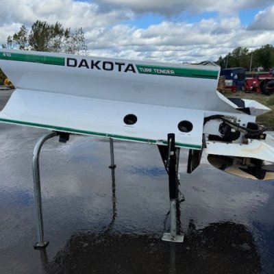  2013 Dakota 410 Utility Turf Tender