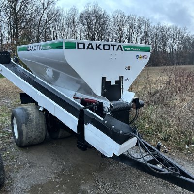  2013 Dakota turf tender 440 topdresser