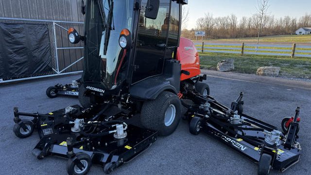 Jacobsen-HR800-16ft-Cab-Wide-Area-Mower-10-640×480-1