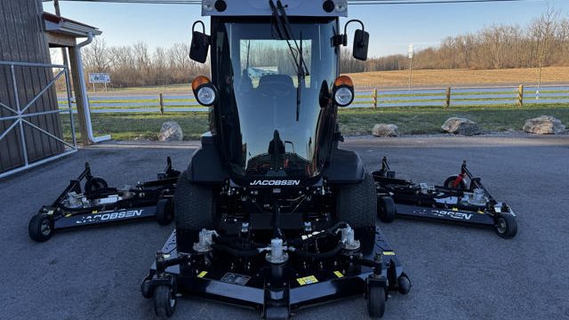 Jacobsen-HR800-16ft-Cab-Wide-Area-Mower-3-640×480-1