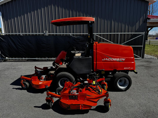 Jacobsen-R311T-AWD-Wide-Area-Mower-Diesel-4-640×480-1