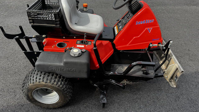 Smithco-Sand-Star-Diesel-3WD-Bunker-Rake-2-640×480-1