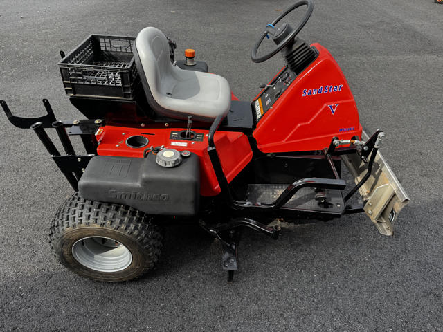 Smithco-Sand-Star-Diesel-3WD-Bunker-Rake-2-640×480-1