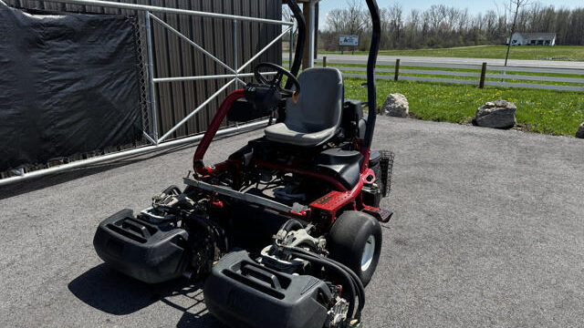 Toro-Greensmaster-Triflex-3300-Greens-Mower-3-640×480-1
