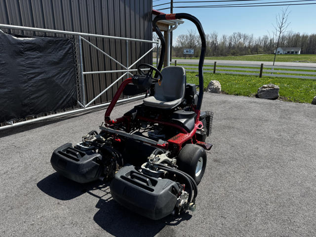 Toro-Greensmaster-Triflex-3300-Greens-Mower-3-640×480-1