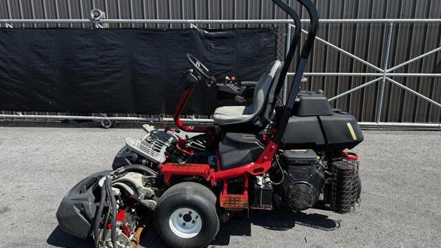 Toro-Greensmaster-Triflex-3300-Greens-Mower-4-640×480-1