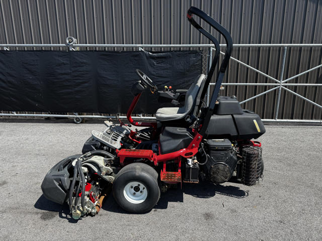 Toro-Greensmaster-Triflex-3300-Greens-Mower-4-640×480-1