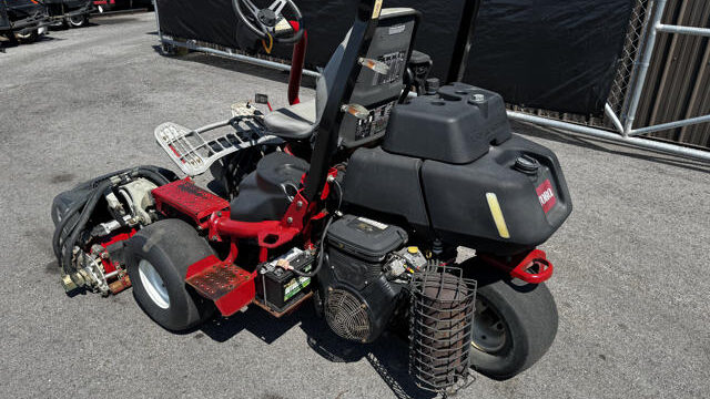 Toro-Greensmaster-Triflex-3300-Greens-Mower-5-640×480-1