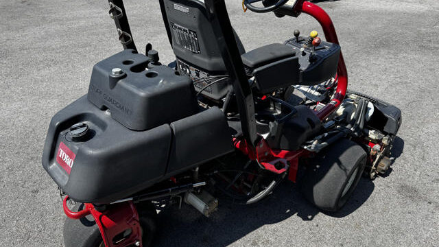 Toro-Greensmaster-Triflex-3300-Greens-Mower-6-640×480-1