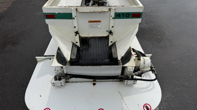 Dakota-410-Turf-Tender-Utility-Vehicle-Mounted-Top-Dresser-3-800×600-1
