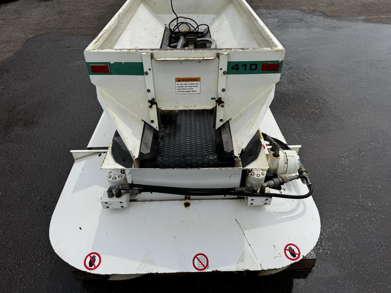 Dakota-410-Turf-Tender-Utility-Vehicle-Mounted-Top-Dresser-3-800×600-1