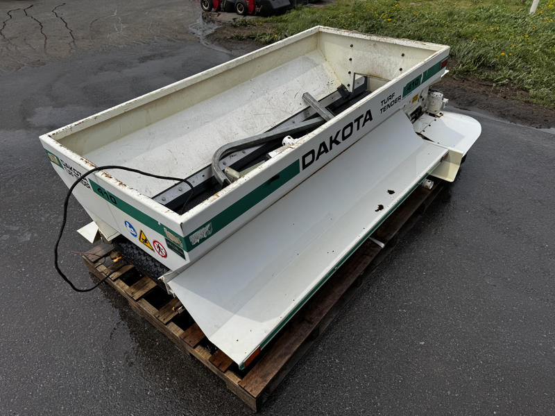Dakota-410-Turf-Tender-Utility-Vehicle-Mounted-Top-Dresser-5-800×600-1