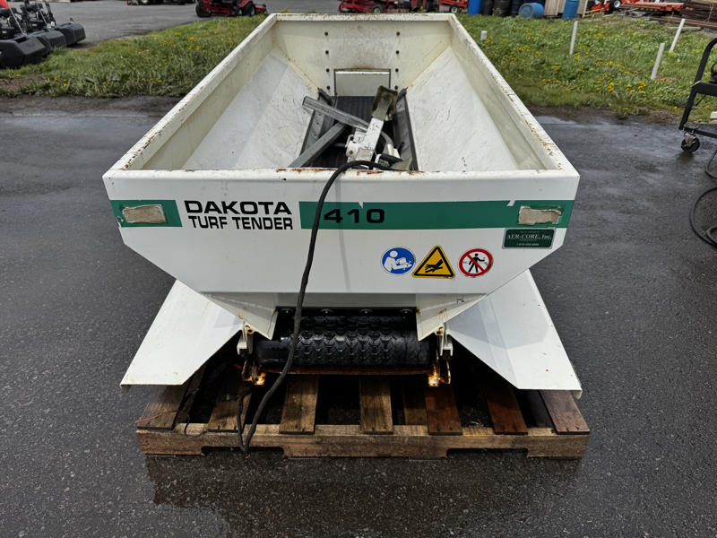 Dakota-410-Turf-Tender-Utility-Vehicle-Mounted-Top-Dresser-6-800×600-1