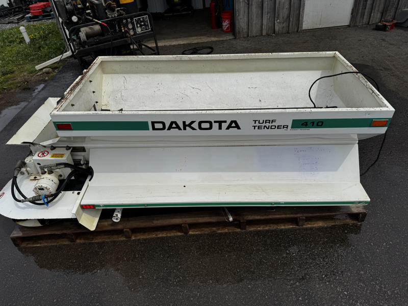 Dakota-410-Turf-Tender-Utility-Vehicle-Mounted-Top-Dresser-8-800×600-1