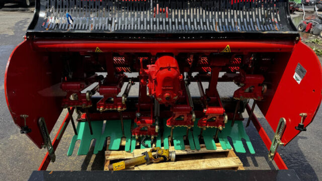 Redexim-Verti-Drain-7416-PTO-Driven-Aerator-5-800×600-1