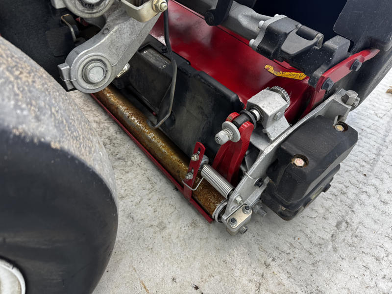 Toro-Greensmaster-TriFlex-3320-Hybrid-Electric-Greensmower-2-800×600-1