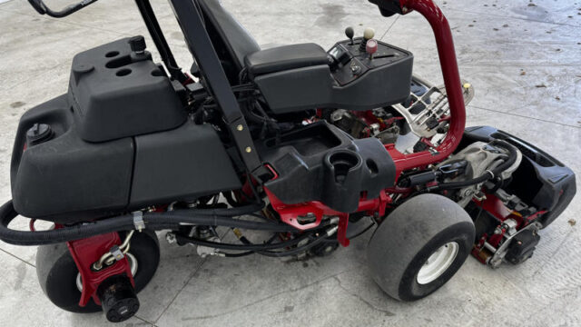 Toro-Greensmaster-TriFlex-3320-Hybrid-Electric-Greensmower-3-800×600-1