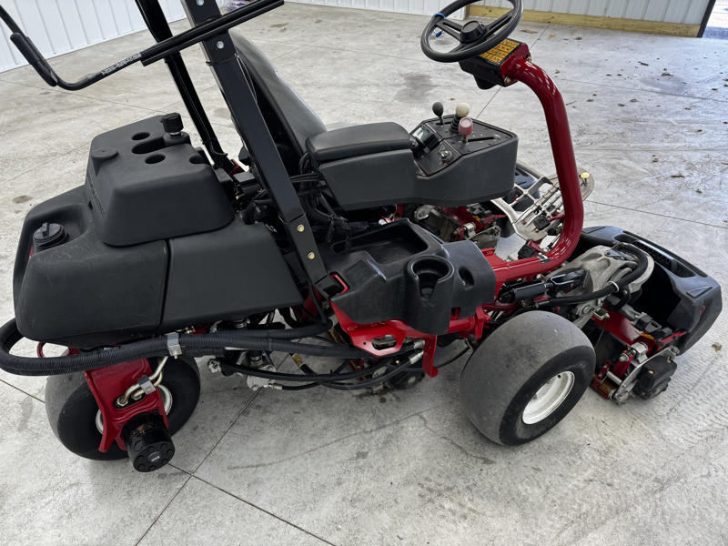Toro-Greensmaster-TriFlex-3320-Hybrid-Electric-Greensmower-3-800×600-1