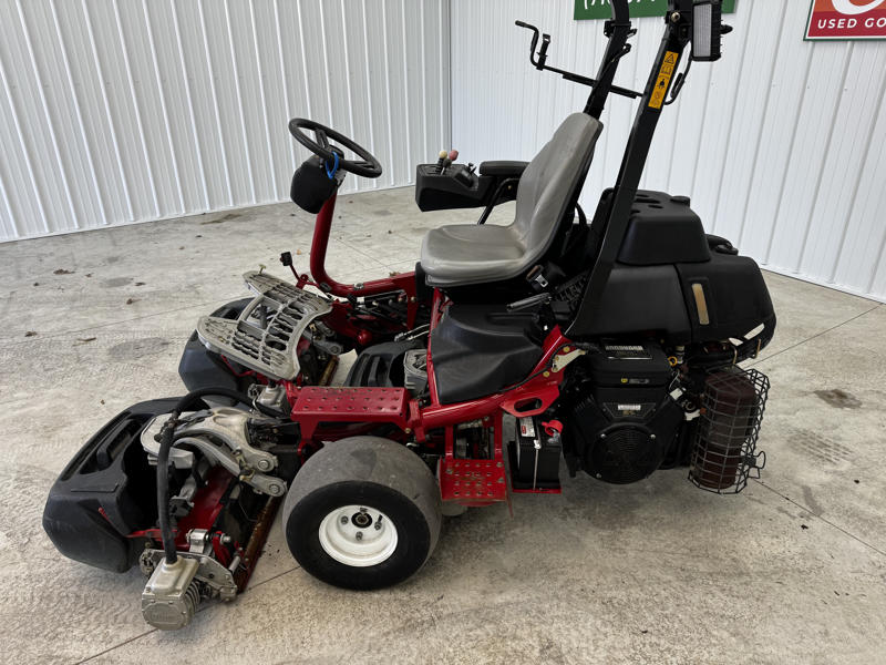 Toro-Greensmaster-TriFlex-3320-Hybrid-Electric-Greensmower-4-800×600-1