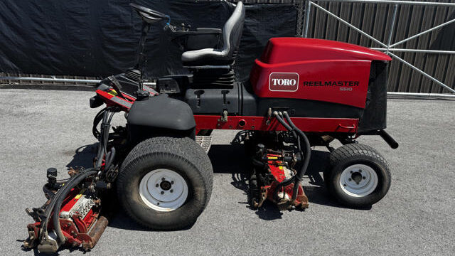 Toro-Reelmaster-5510-Diesel-2WD-Fairway-Mower-3-640×480-1