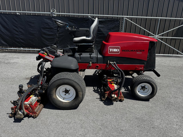 Toro-Reelmaster-5510-Diesel-2WD-Fairway-Mower-3-640×480-1