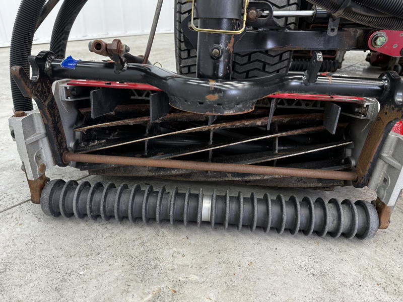 Toro-Reelmaster-5510H-Diesel-2WD-Hybrid-Electric-Cutting-Units-1-800×600-1