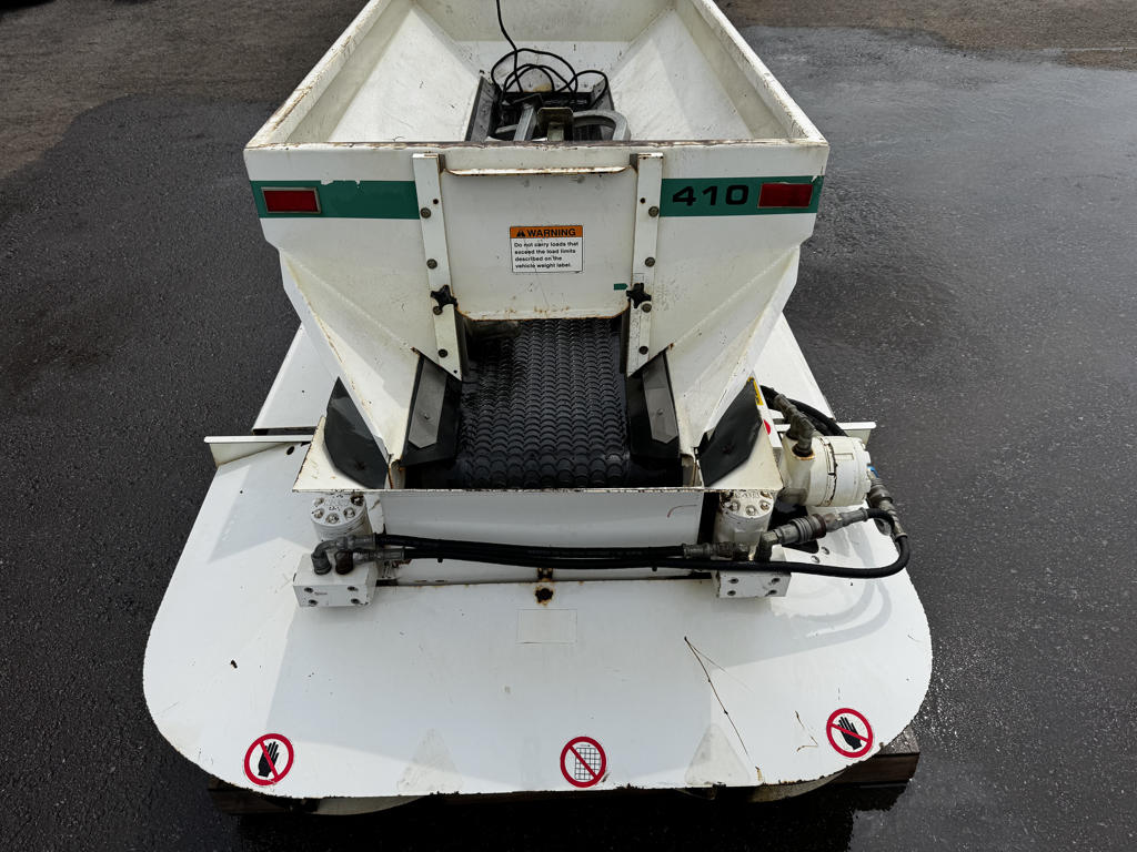 Dakota-410-Turf-Tender-Utility-Vehicle-Mounted-Top-Dresser-3-1024×768-1