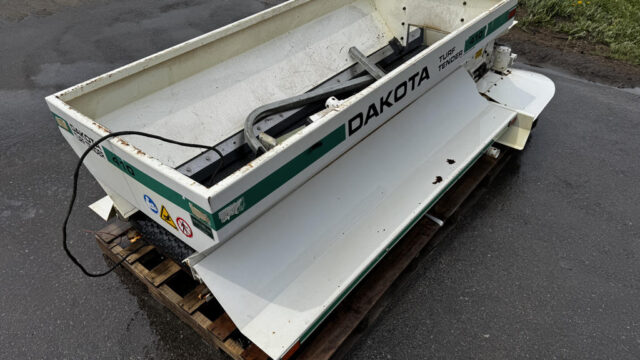 Dakota-410-Turf-Tender-Utility-Vehicle-Mounted-Top-Dresser-5-1024×768-1