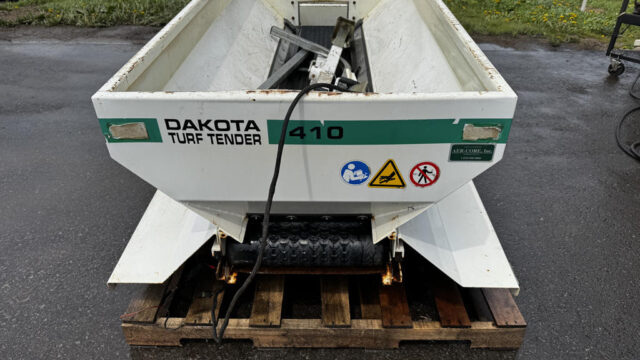 Dakota-410-Turf-Tender-Utility-Vehicle-Mounted-Top-Dresser-6-1024×768-1