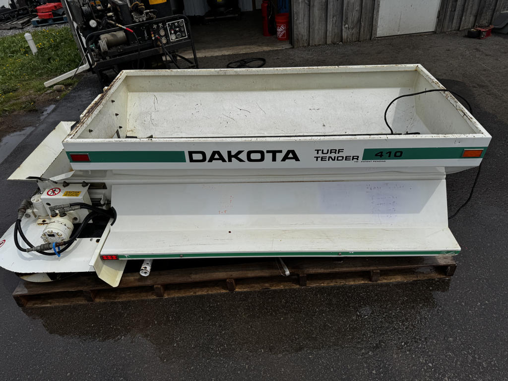 Dakota-410-Turf-Tender-Utility-Vehicle-Mounted-Top-Dresser-8-1024×768-1