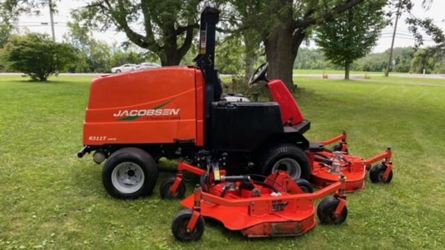 Jacobsen-R311-T-Diesel-4WD-Wide-Area-Mower-11-800×600-1