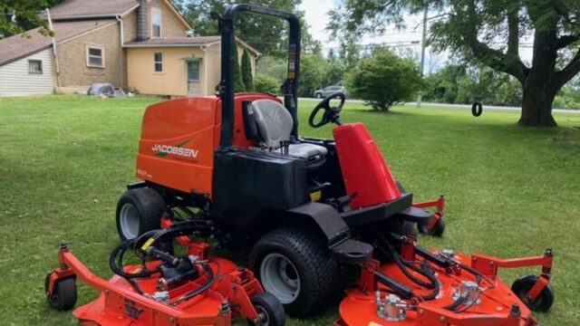 Jacobsen-R311-T-Diesel-4WD-Wide-Area-Mower-4-800×600-1