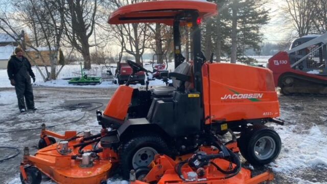 Jacobsen-R311T-Diesel-4WD-Wide-Area-Mower-11-800×600-1