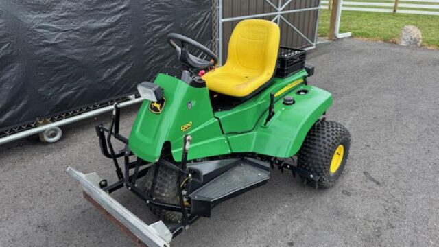 John-Deere-1200H-Gas-3WD-Bunker-and-Field-Rake-2-800×600-1-1