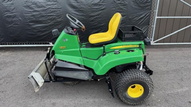 John-Deere-1200H-Gas-3WD-Bunker-and-Field-Rake-3-800×600-1-1