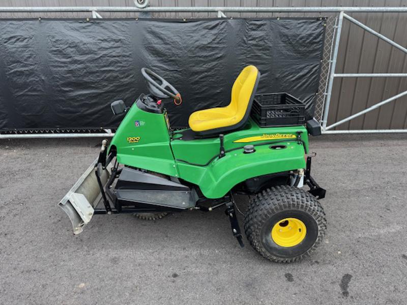 John-Deere-1200H-Gas-3WD-Bunker-and-Field-Rake-3-800×600-1-1