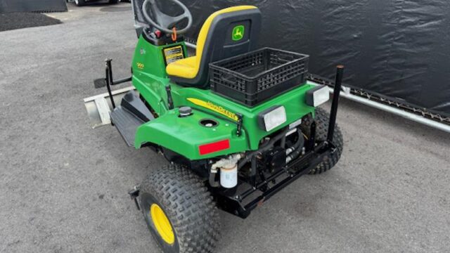 John-Deere-1200H-Gas-3WD-Bunker-and-Field-Rake-4-800×600-1-1