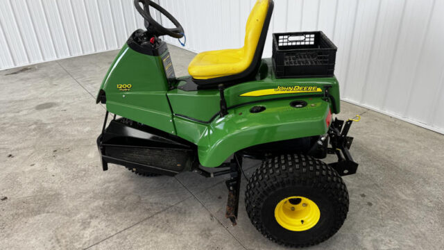 John-Deere-1200H-Gas-3WD-Bunker-and-Field-Rake-6-800×600-1