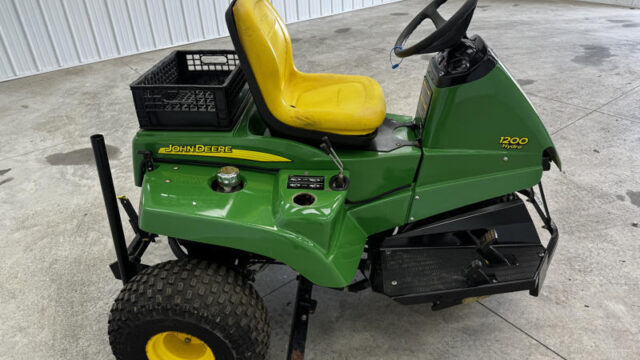 John-Deere-1200H-Gas-3WD-Bunker-and-Field-Rake-8-800×600-1