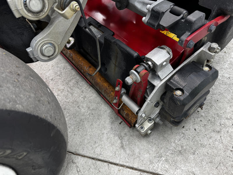 Toro-Greensmaster-3320-Hybrid-3WD-Gas-w_-Electric-Reels-8-800×600-1
