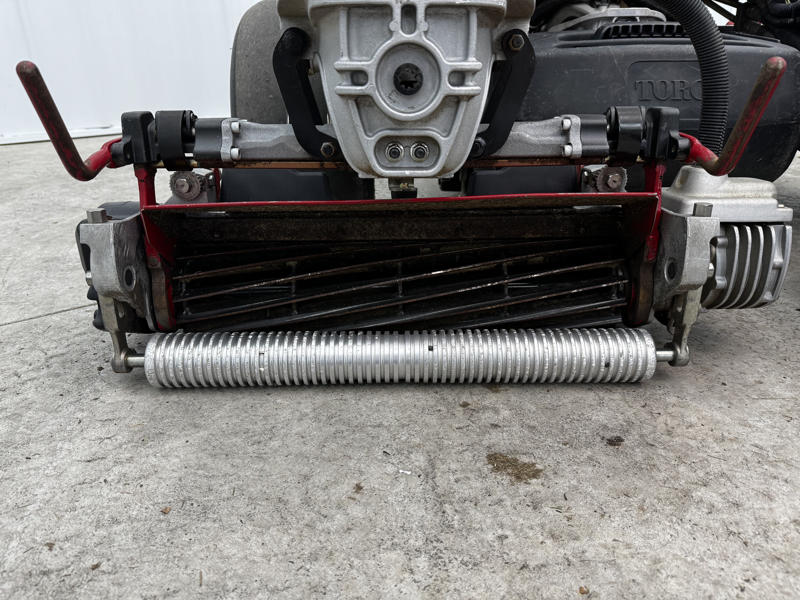 Toro-Greensmaster-3320-Hybrid-3WD-Gas-w_-Electric-Reels-9-800×600-1