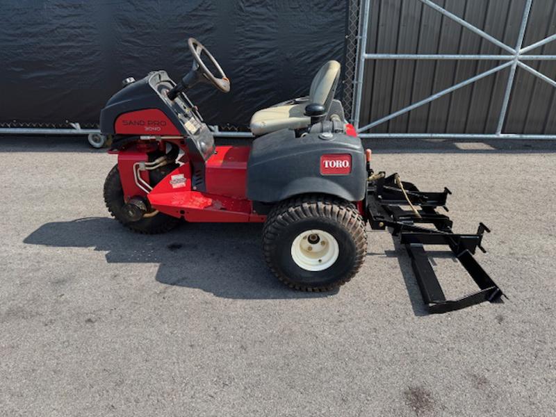 Toro-Sand-Pro-3040-3WD-Bunker-and-Field-Rake-3-800×600-1