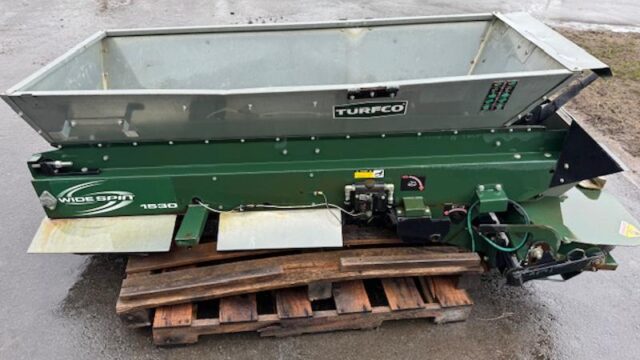 turfco-Widespin-1530-Broadcast-Utility-Mounted-Top-Dresser-1-800×600-1