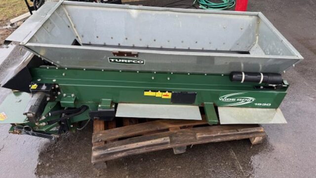 turfco-Widespin-1530-Broadcast-Utility-Mounted-Top-Dresser-2-800×600-1