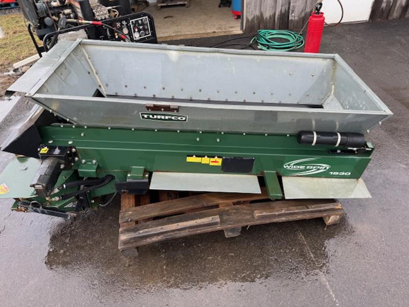 turfco-Widespin-1530-Broadcast-Utility-Mounted-Top-Dresser-2-800×600-1