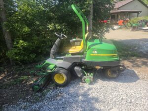John Deere 2500B greensmower 3 wd