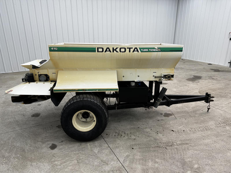 Dakota-410-Turf-Tender-Pull-Behind-Top-Dresser-4-800×600-1