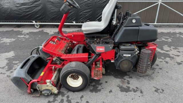 Toro-Greensmaster-3150-Gas-2WD-Greensmower-3-800×600-1-1