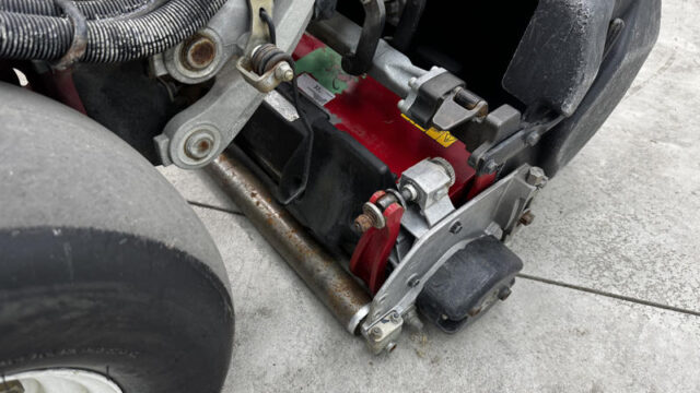 Toro-Greensmaster-Triflex-3300-Gas-2WD-Greensmower-8-800×600-1