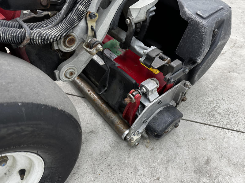 Toro-Greensmaster-Triflex-3300-Gas-2WD-Greensmower-8-800×600-1